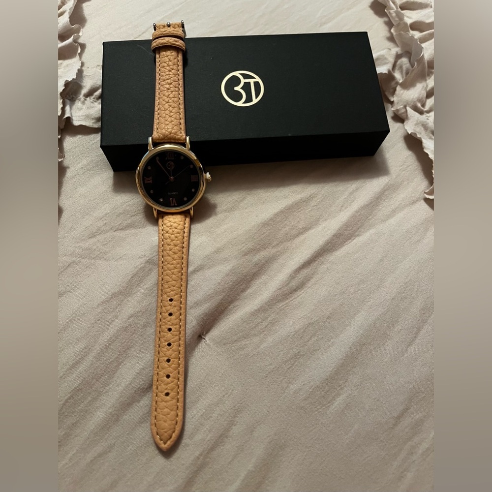 3T/Women’s Elegant Black and Gold Quartz Watch Roman Numerals - Picture 2 of 3